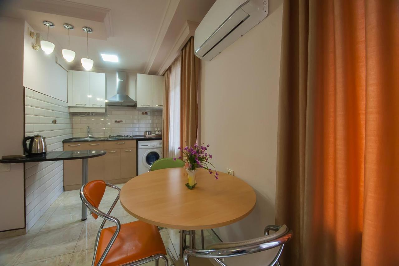 Studio On Papazyan 12 เยเรวาน ภายนอก รูปภาพ